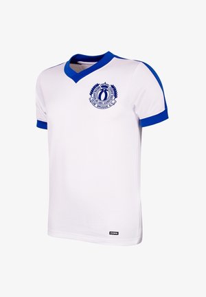 Witte voetbalshirt met blauwe accenten op de kraag en mouwen. Bevat een clubembleem op de borst en een klein zwart logo aan de zoom.