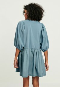 Next PUFF SLEEVE MINI - REGULAR FIT - Žerzejové šaty - denim blue