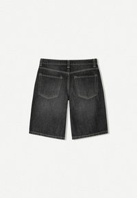 Tummanharmaat farkkushortsit, joissa on suora leikkaus, kaksi takataskua ja kontrastiväriset saumat.