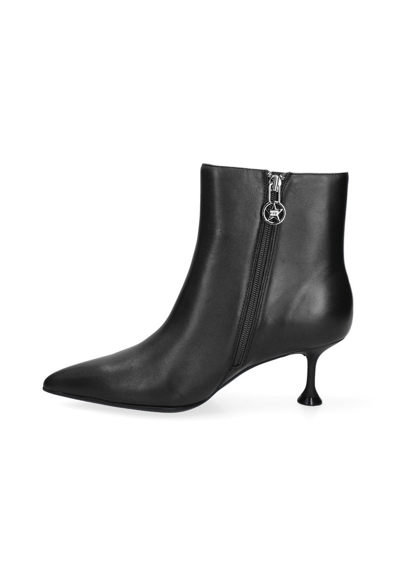 Stivale in pelle nera alla caviglia con punta a punta, cerniera laterale e un design unico del tacco a stiletto. Texture liscia con una finitura elegante.