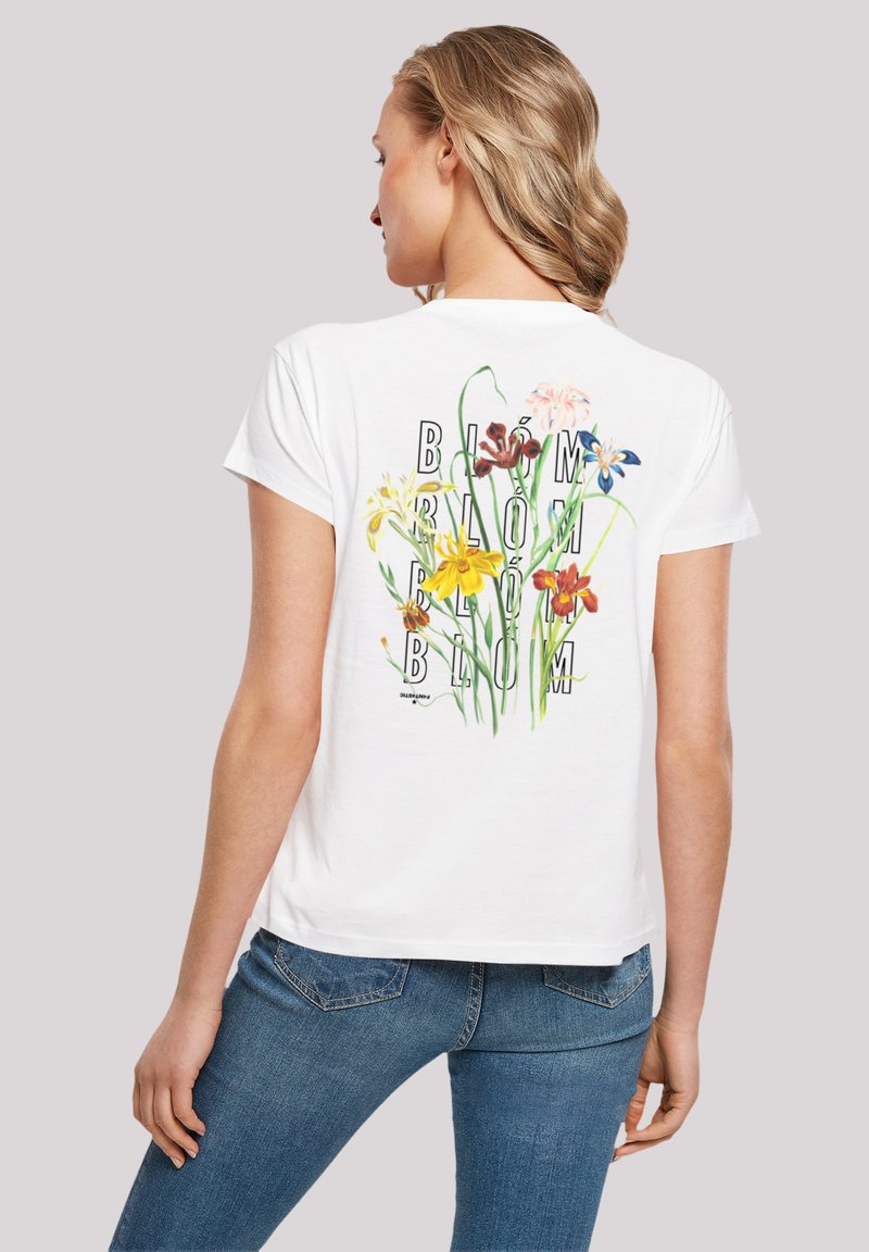 Witte katoenen T-shirt met een bloemenprint met verschillende kleurrijke bloemen en het woord "BLOOM" in vette, zwarte letters op de achterkant.