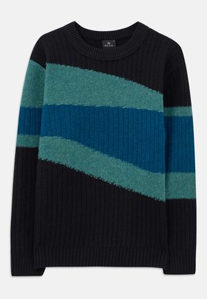Suéter negro de punto acanalado con rayas diagonales en azul y turquesa en el pecho y las mangas, cuello redondo y mangas largas.