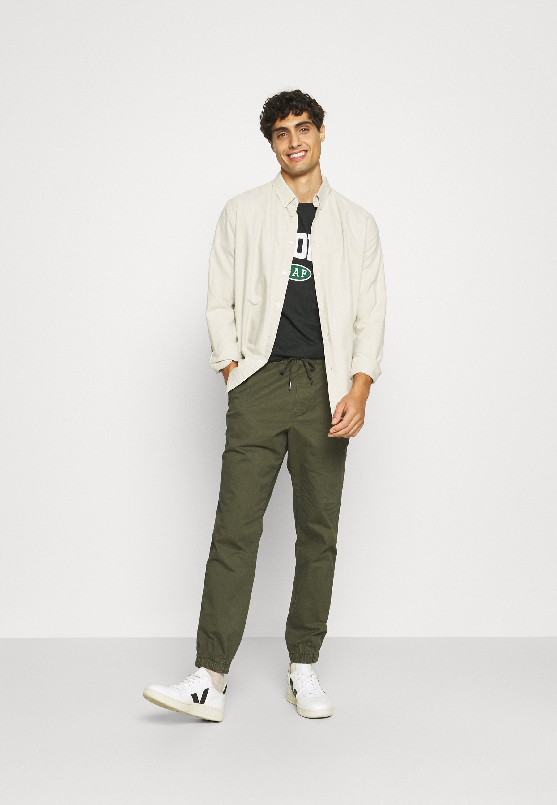 GAP ESSENTIAL - Pantalones - black moss/verde oliva - Zalando.es