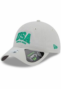 Gorra de béisbol gris hecha de tejido 100% reciclado, con bordados verdes de "USA" y "Desde 1920", y una correa ajustable en la parte posterior.