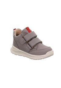 Graue Kindersneaker mit weißer Sohle, doppelten Klettverschlussriemen und roten Zuglaschen an Zunge und Ferse.