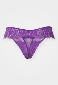 String violet en dentelle avec une ceinture décorative à bord festonné et un motif géométrique. Matériau transparent avec une texture douce, mettant en valeur des détails complexes.