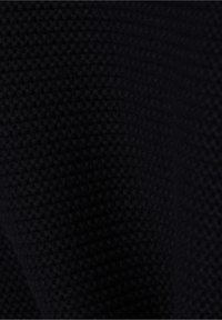 Tejido de punto azul marino con un patrón texturizado y similar a una cesta. El material parece suave y grueso, adecuado para aplicaciones de ropa o tapicería.