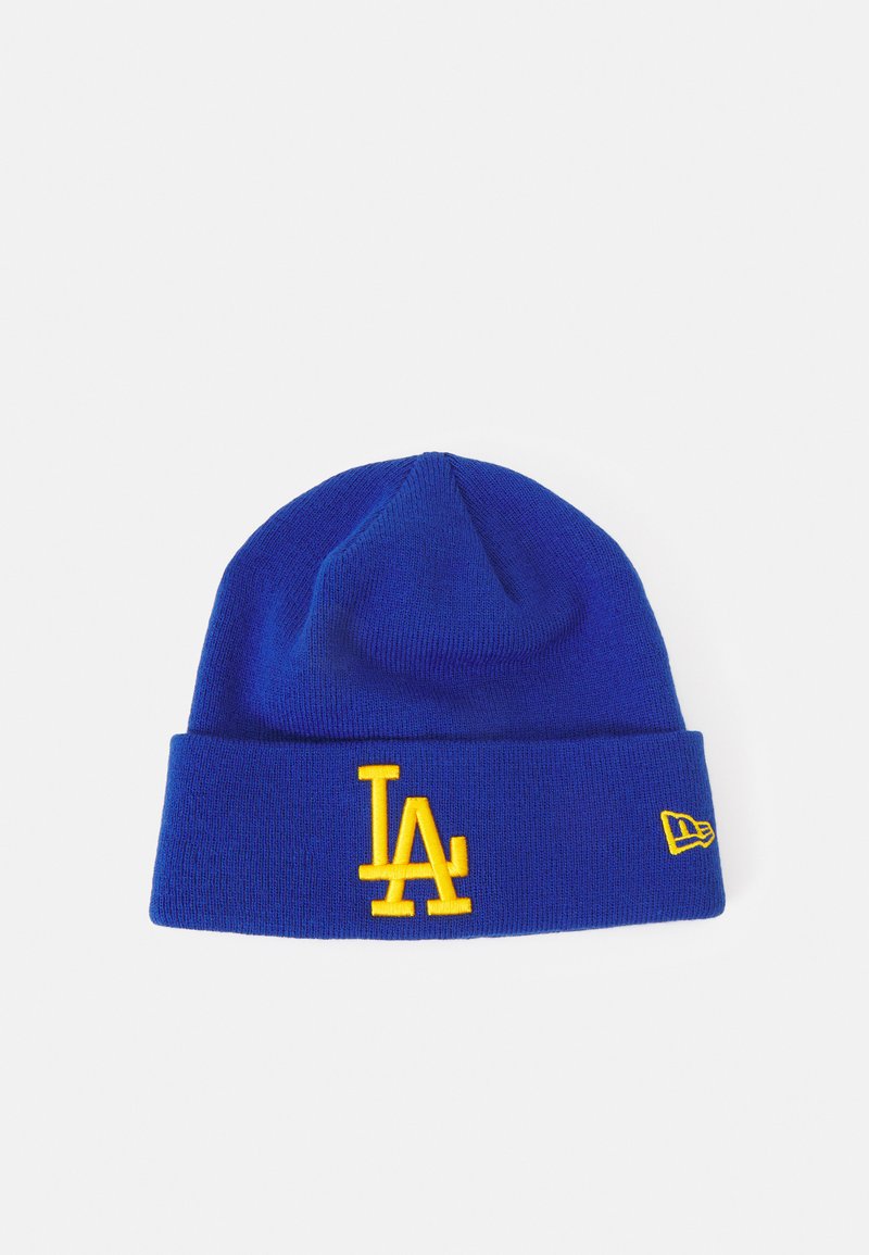 Blå strikket lue med en gul brodert "LA"-logo foran og en liten logo-detalj på siden. myk og stretchy tekstur.