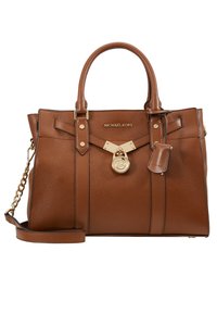 Braune, genarbte Lederhandtasche mit zwei oberen Griffen, Beschlägen in Goldtönen, einem abnehmbaren Schultergurt und einem Anhänger mit dem Markenlogo.