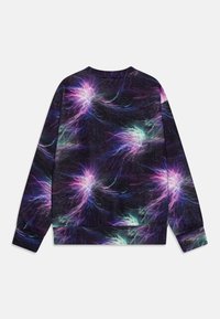 Sudadera con un fondo oscuro y patrones en espiral en púrpura, azul y blanco. Fabricada con un tejido suave y diseño de cuello redondo.