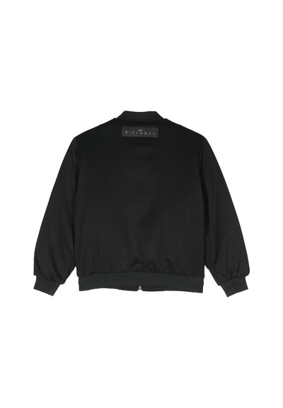 Giacca bomber nera con polsini e vita a costine, mostrata da dietro con un piccolo patch rettangolare del brand vicino al colletto.