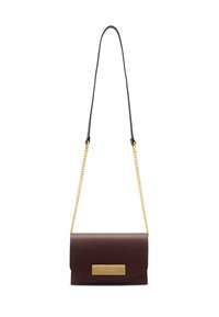 Bordeaux læder crossbody taske med en hardware i guldtoner og en lang kædetræk. Glat tekstur, rektangulær form og klaplukning.