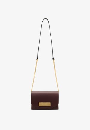 Bolso bandolera de cuero burdeos con un acento en metal dorado y una correa de cadena larga. Textura suave, forma rectangular y cierre de solapa.