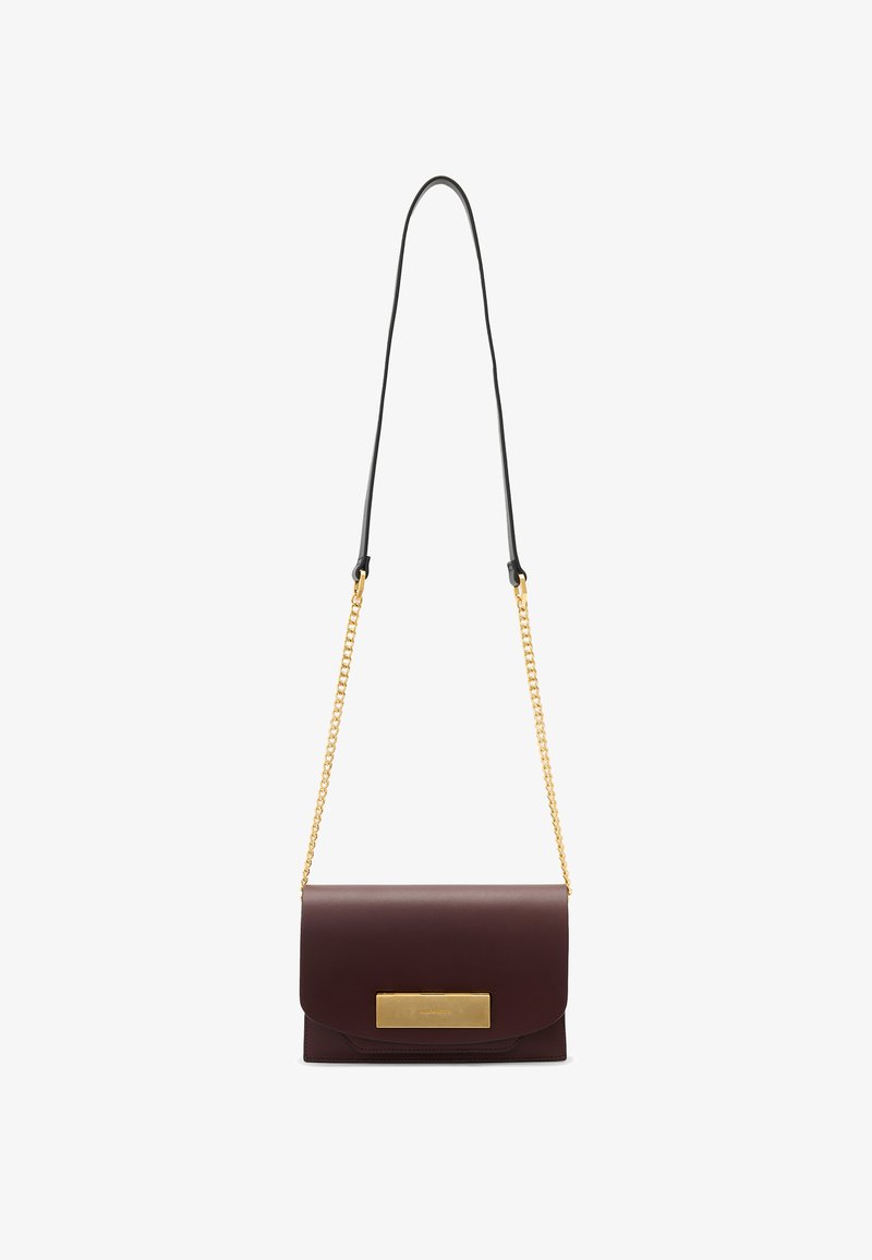 Bordeaux læder crossbody taske med en hardware i guldtoner og en lang kædetræk. Glat tekstur, rektangulær form og klaplukning.