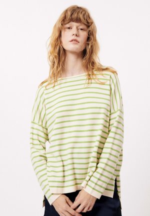 Pull rayé en vert clair et blanc, fabriqué en tissu doux. Présente une coupe décontractée, des manches larges et des fentes latérales pour un confort supplémentaire.