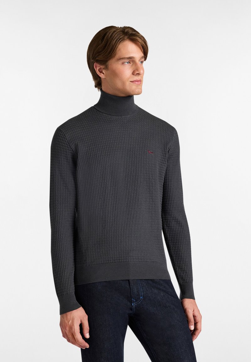 Dunkelgrauer Rollkragenpullover mit strukturiertem Strickmuster und gerippten Bündchen, mit einem kleinen roten Logo auf der linken Brust.
