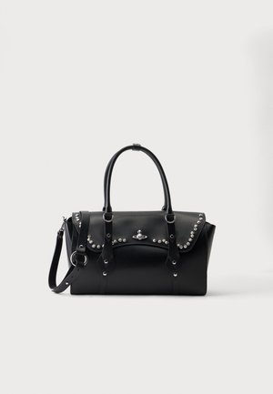 Czarna skórzana torba na ramię z srebrnymi ćwiekami, dwoma górnymi uchwytami i regulowanym paskiem na ramię na białym tle.