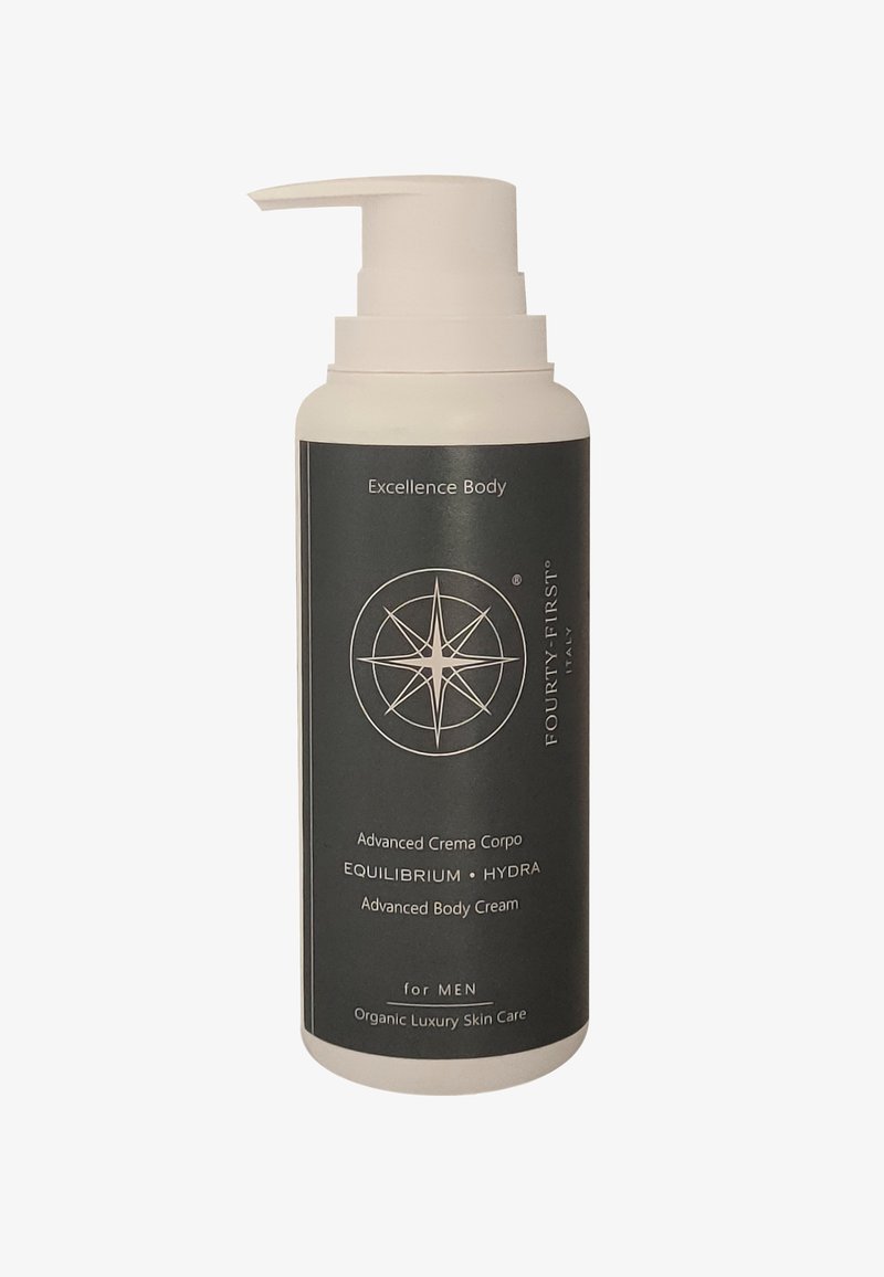 Geavanceerde lichaamcrème in een cilindrische witte en donkergrijze fles. Voorzien van een pompdispenser, kompasontwerp en duidelijke productlabeling.