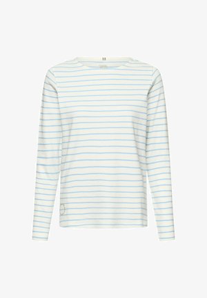 Biała bluzka z długim rękawem w jasnoniebieskie poziome paski oraz okrągłym dekoltem, prezentowana na jednolitym białym tle.