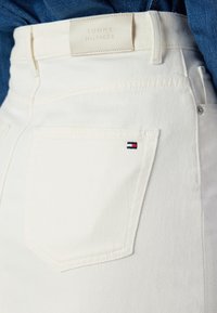 Tommy Hilfiger SKIRT - Pliiatsseelik - ecru