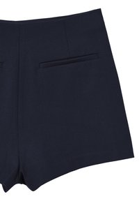 Shorts ajustés bleu marine avec taille haute et deux poches frontales horizontales.