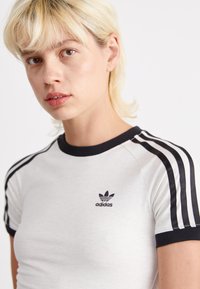 adidas Originals TEE - T-shirt print - off-white