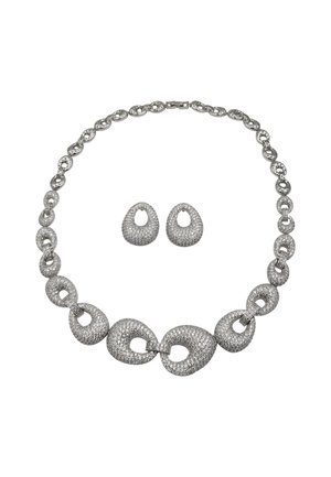 Das Silberschmuckset umfasst eine Halskette mit ovalen Gliedern und strukturierten Steinen sowie passende tropfenförmige Ohrringe, die alle einen funkelnden Finish haben.