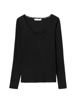 Haut noir à manches longues en tissu doux, avec un col dégagé, agrémenté de dentelle scallopée le long du col. Design simple et ajusté.