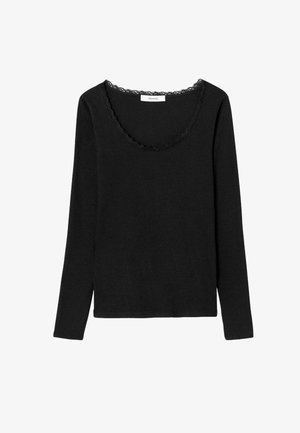 Haut noir à manches longues en tissu doux, avec un col dégagé, agrémenté de dentelle scallopée le long du col. Design simple et ajusté.