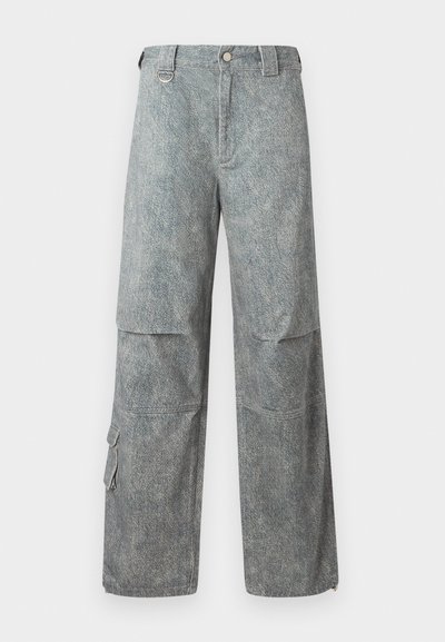 Svijetloplave cargo hlače od teksturiranog jeansa s opuštenim krojem, koje imaju velike bočne džepove i kopčanje na gumbe u struku.