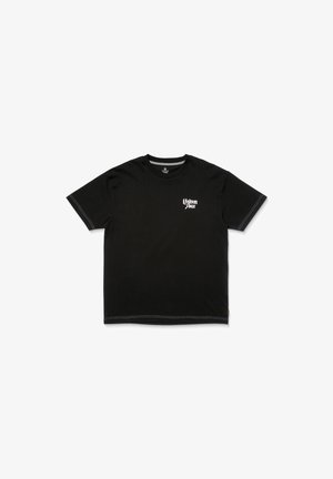 Svart bomullströja med en vit "Volcom Stone"-logotyp på vänster bröst och kontrasterande sömmar längs ärmarna och nederkanten.