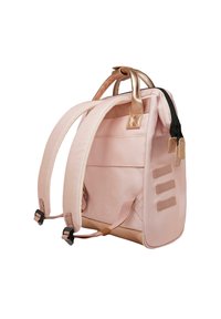 Rosa Rucksack mit roségoldener Hardware, gepolsterten Schulterriemen, Reißverschluss und seitlichen Riemen für Befestigungen. Strapazierfähiger Stoff und strukturierte Form.