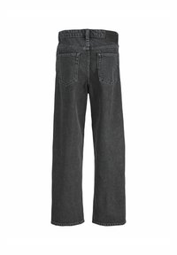 Pantalones de mezclilla negros con corte recto, que cuentan con una cintura alta, dos bolsillos traseros y detalles de costura sutiles.
