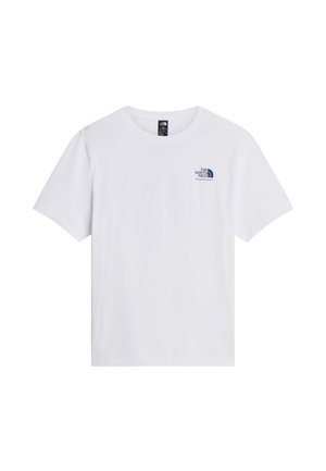 Person mit dunklen Haaren, die ein weißes T-Shirt mit einer blauen Grafik eines Gebäudes, eines Autos und dem Text „The North Face Mountaineering Specialists“ trägt.