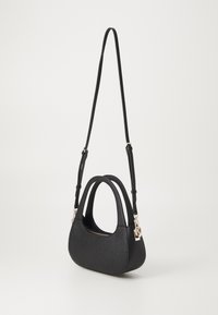 Sac à main noir avec une surface texturée, deux poignées et une bandoulière amovible. Équipé de quincaillerie dorée et d'un design minimaliste.