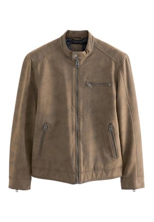 Veste en cuir marron avec col montant, fermeture éclair devant et trois poches zippées sur fond blanc uni.