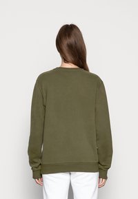 Felpa verde oliva con maniche lunghe, collo a giro e polsini e orlo a costine. Tessuto liscio, design semplice, senza loghi o motivi visibili.
