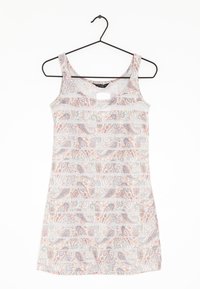 Bezramenné šaty s paisley vzorem v pastelových barvách. Lehká tkanina, kulatý výstřih a visí na černém plastovém háčku.