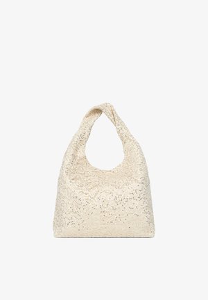 Borsa a spalla in tessuto crema con decorazioni di paillettes e un manico largo singolo, caratterizzata da una forma morbida e morbida.