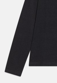 Zwarte langemouwen shirt van zachte stof, met een afgeronde zoom en gestikte manchetten, met een gladde textuur en zonder patronen.