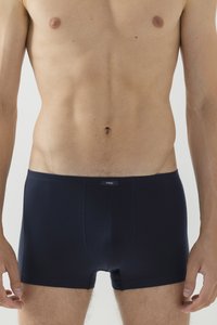 Marineblauwe trunk-stijl onderbroeken van een zachte stof, met een elastische tailleband en een logotag. Met een aansluitend ontwerp en een lengte tot halverwege de bovenbenen.