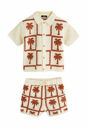 Krém színű rövid ujjú kötött gombos ing és rövidnadrág szett barna pálmafás mintákkal, rácsmintás elrendezésben.