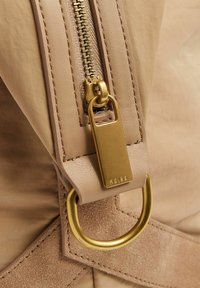 Reiss PHOEBE-HANDLE SOFT  - Weekendtasker - blush