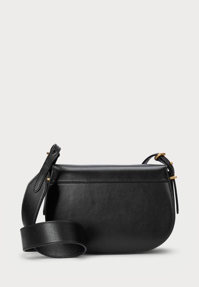 Sac bandoulière en cuir noir avec une forme arrondie, une sangle réglable, des accents en métal doré et une texture lisse. Design minimaliste.