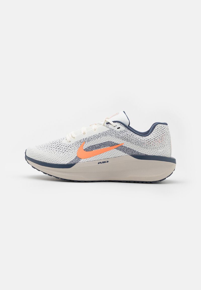 Nike Performance - AIR WINFLO 11 - Neutrale løbesko - sail/total orange/thunder blue/light iron ore/platinum tint, Forstør