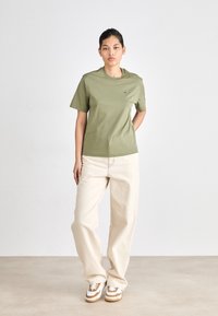 Lacoste Lihtne T-särk - khaki