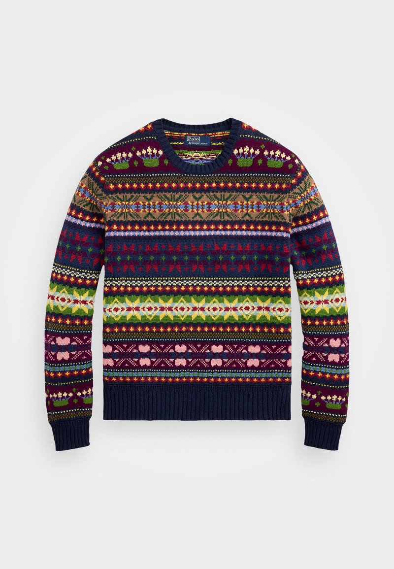 Strikket sweater med rund hals, der har flerfarvede geometriske og blomster mønstre på en marineblå baggrund, med ribkantede ærmer og nederst.