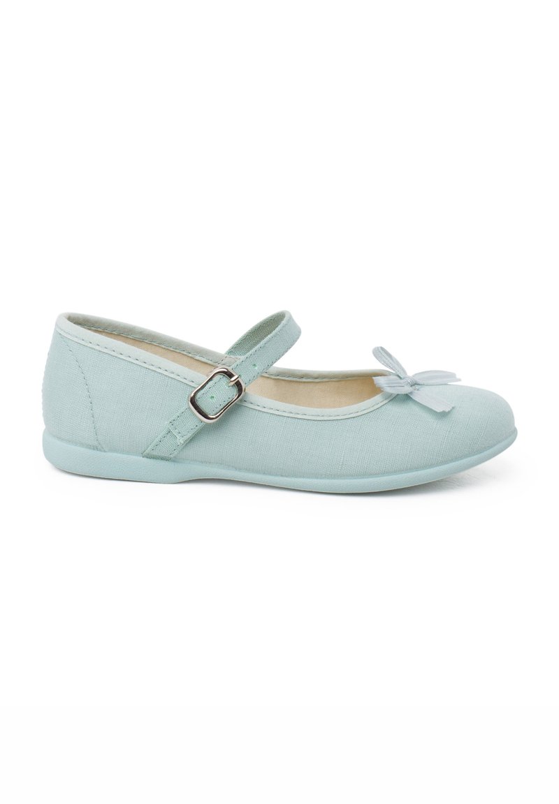 Scarpa in tessuto azzurro chiaro con punta tonda, cinturino singolo con fibbia argentata regolabile e dettaglio decorativo a fiocco sulla punta.
