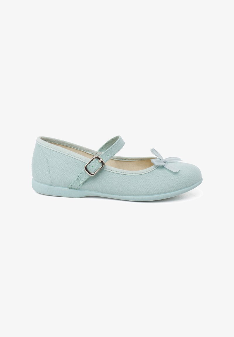 Scarpa in tessuto azzurro chiaro con punta tonda, cinturino singolo con fibbia argentata regolabile e dettaglio decorativo a fiocco sulla punta.