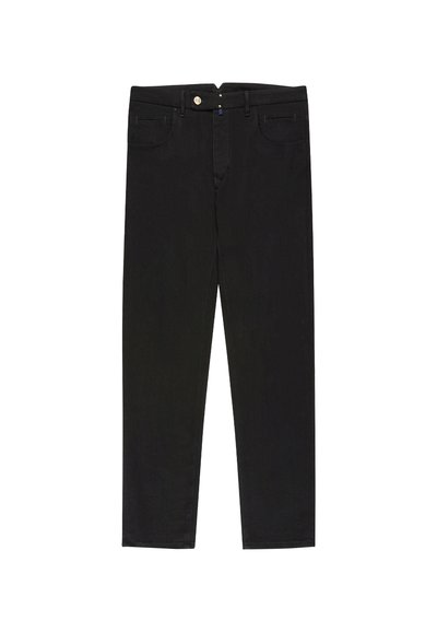 Zwarte jeans met rechte pijpen, voorzien van een knoop- en ritssluiting, twee steekzakken aan de voorkant en riemlussen, gefotografeerd tegen een witte achtergrond.